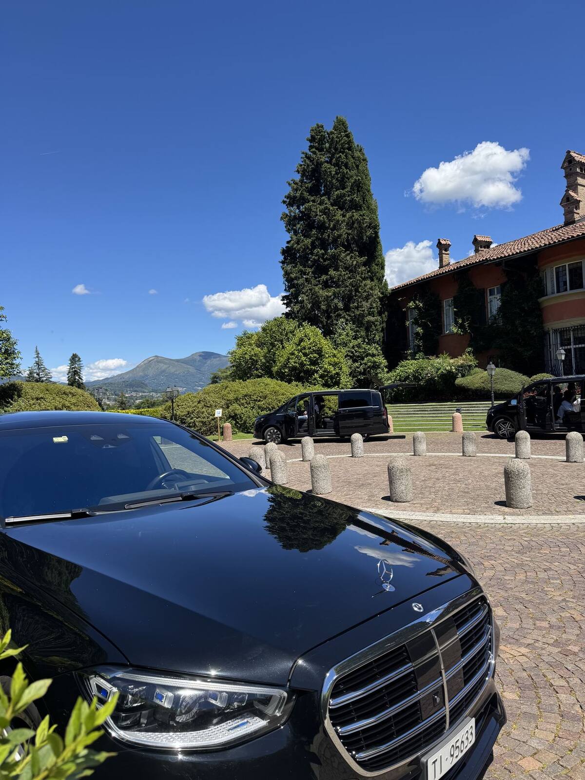 Vettura all'arrivo in una villa